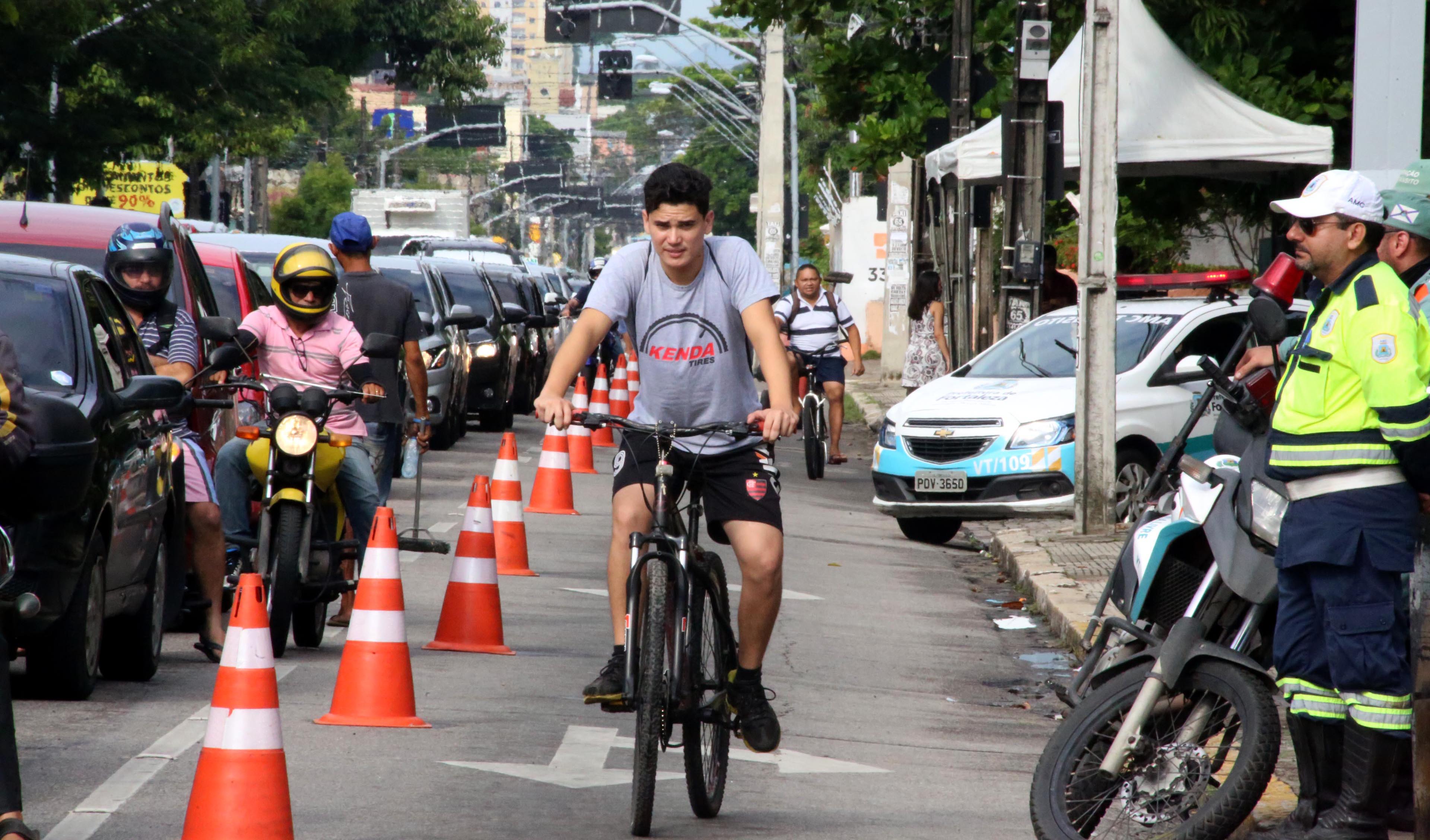 rapaz andando de bicicleta